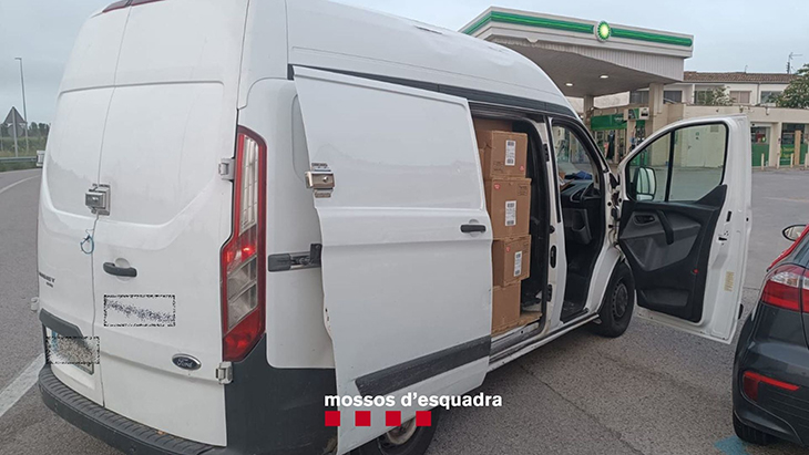 Detenen un home que conduïa una furgoneta robada amb 64 caixes de material esportiu sostretes d'un camió a la Jonquera