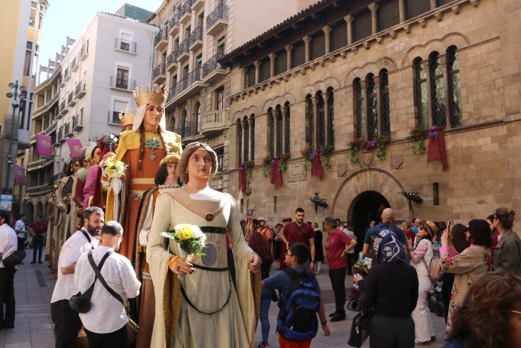 La música i la cultura popular s'apoderen dels carrers de Lleida durant el dia àlgid de celebració de les Festes de Maig