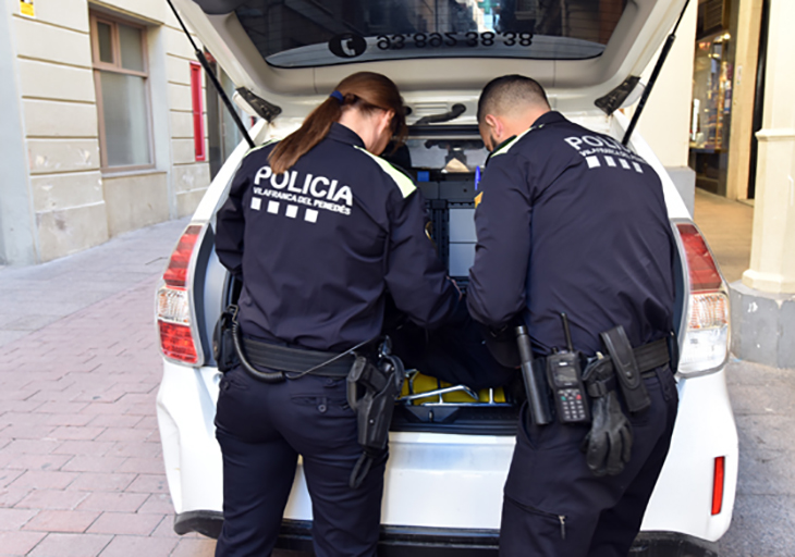 Detenen dos homes a Vilafranca del Penedès per atracar una persona i ferir-la amb arma blanca