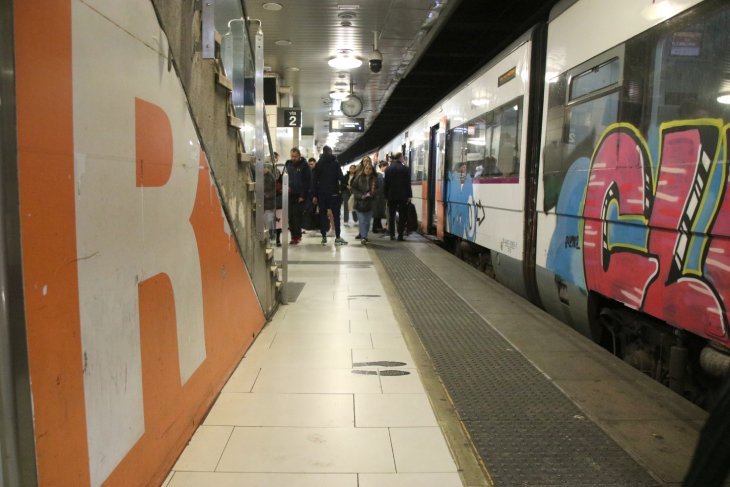 Un robatori de coure a Montcada Bifurcació afecta el servei de Rodalies i molts trens no arriben a Barcelona
