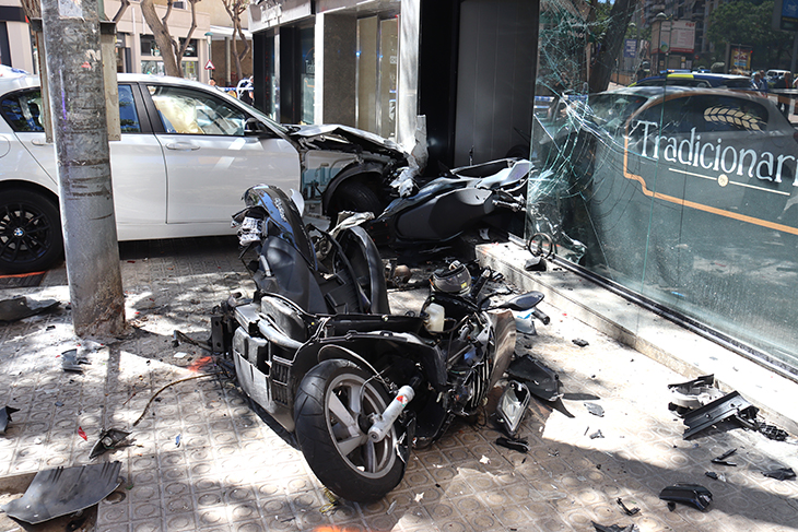Un home perd el coneixement i encasta el seu vehicle contra una fleca de Tarragona