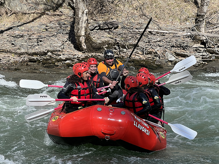 Un grup d'escolars de les Canàries donen el tret de sortida a la temporada de ràfting al Pallars Sobirà