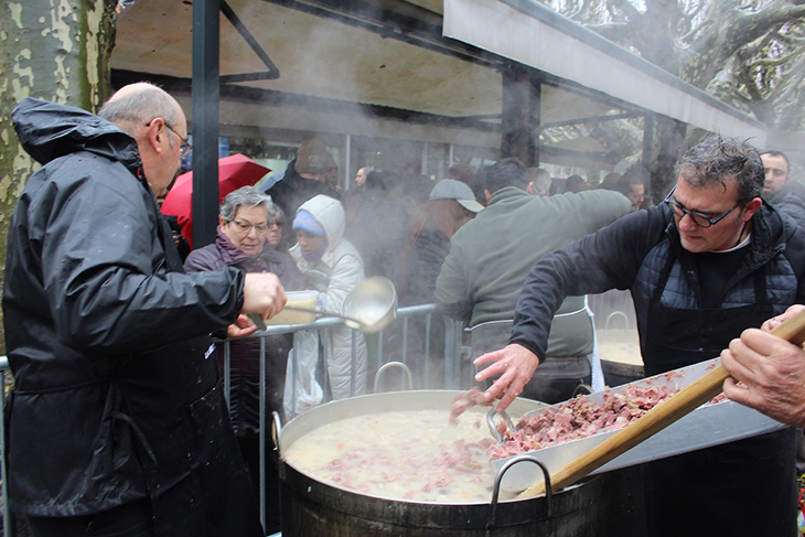 La Confraria de Sant Antoni Abat de la Seu d'Urgell reparteix unes 9.000 racions d'escudella en el dia del seu patró