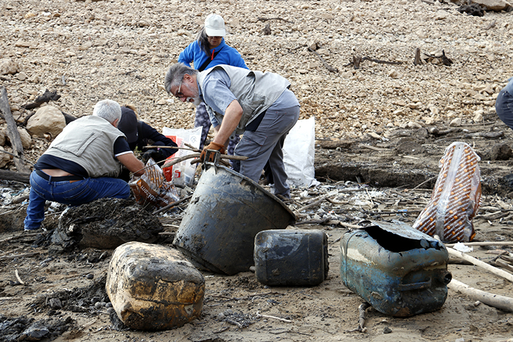 Un grup de voluntaris de l'Alt Urgell aprofita la sequera per netejar de plàstics el fons del pantà d'Oliana