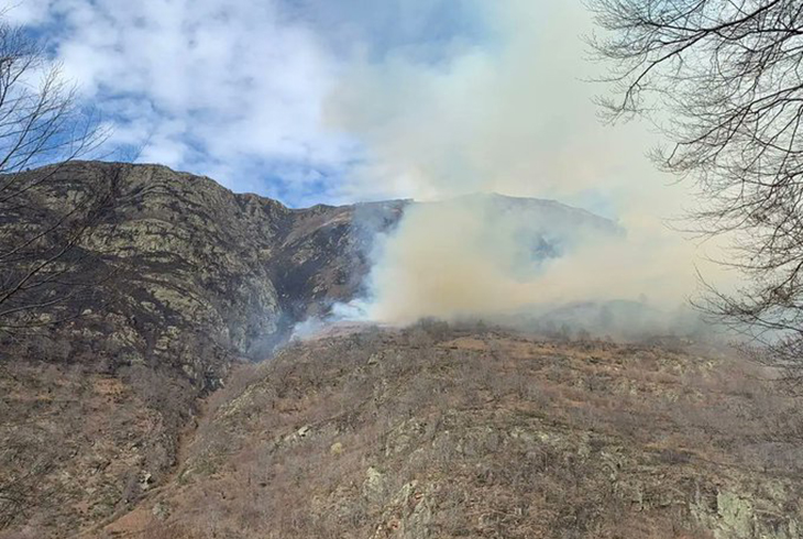 Els Pompiers atenen una represa al flanc dret del foc controlat de Canejan, que ha afectat unes 280 hectàrees
