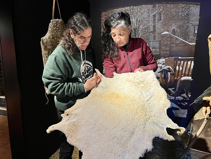 Neix un projecte per recuperar la indumentària de pastor feta amb pell d'ovella per evitar que acabi desapareixent