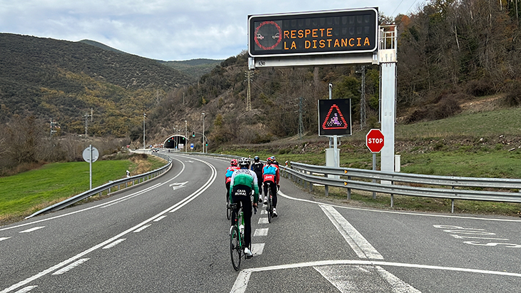 Trànsit posa en marxa a la Seu d'Urgell un sistema pioner a Espanya que alerta de la presència de ciclistes en un túnel