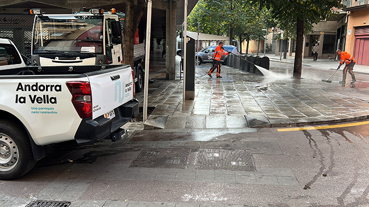 Operaris d'Andorra la Vella netegen diversos carrers del centre històric de la Seu d'Urgell per mostrar el seu sistema