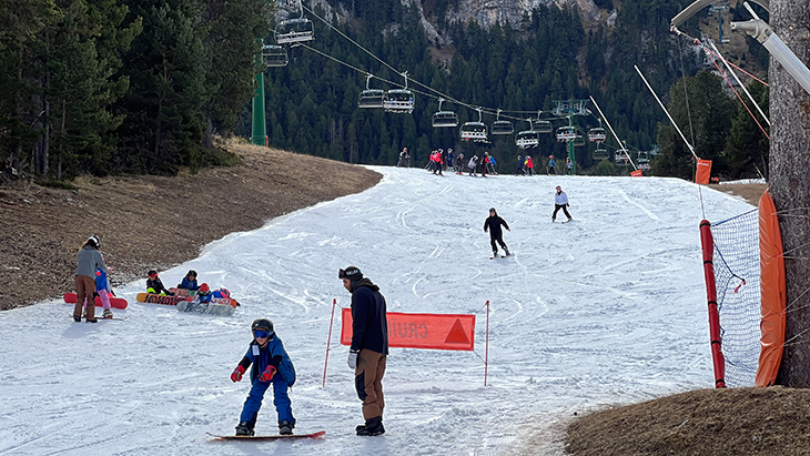 El sector de l'esquí, amb "esperança" que les pròximes nevades permetin acabar la temporada amb un paisatge "blanc"