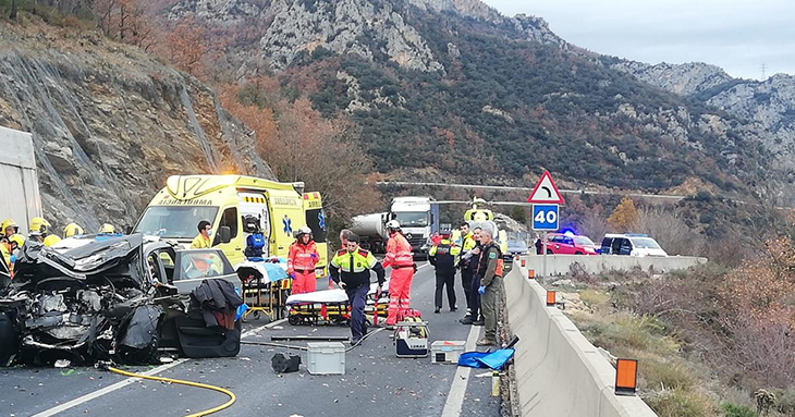 Dos morts i dos ferits greus en un xoc frontal entre un camió i un cotxe a l'N-230, a la franja de Ponent
