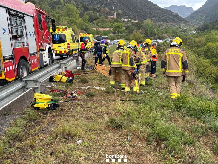 Un ferit greu i dos menys greus després de caure per un barranc amb el cotxe a l’N-260 al Pont de Bar