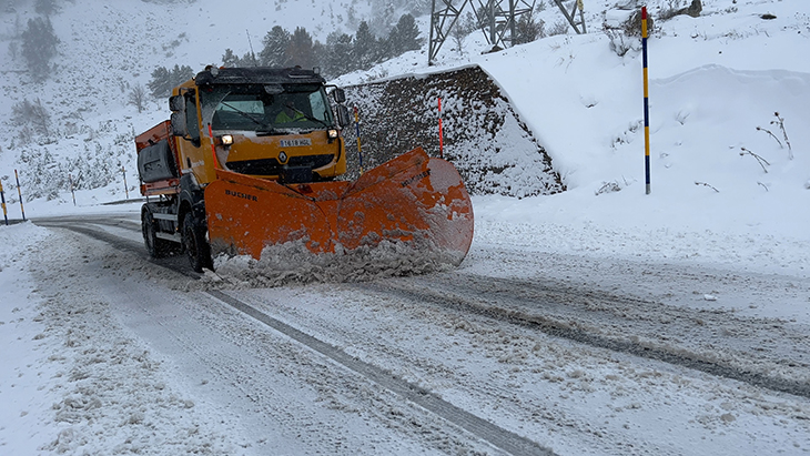 La neu obliga a circular amb cadenes pel port de la Bonaigua