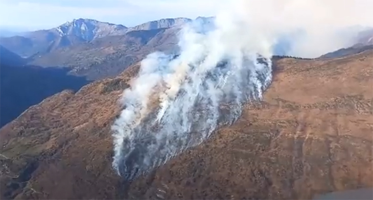 Els Pompiers d'Aran i els Bombers continuen treballant amb una dotzena de dotacions en l'incendi a la zona de Canejan