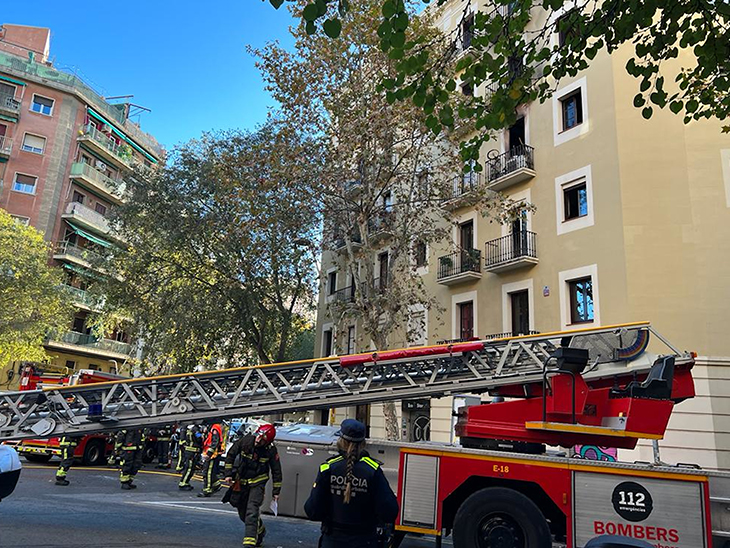 Vuit persones ateses, de les quals tres trasllades a un hospital, per un incendi al carrer Rosselló de Barcelona