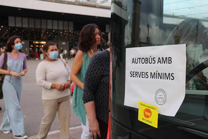 Desconcert i queixes entre els usuaris en el primer dia de vaga a la xarxa de bus de Barcelona