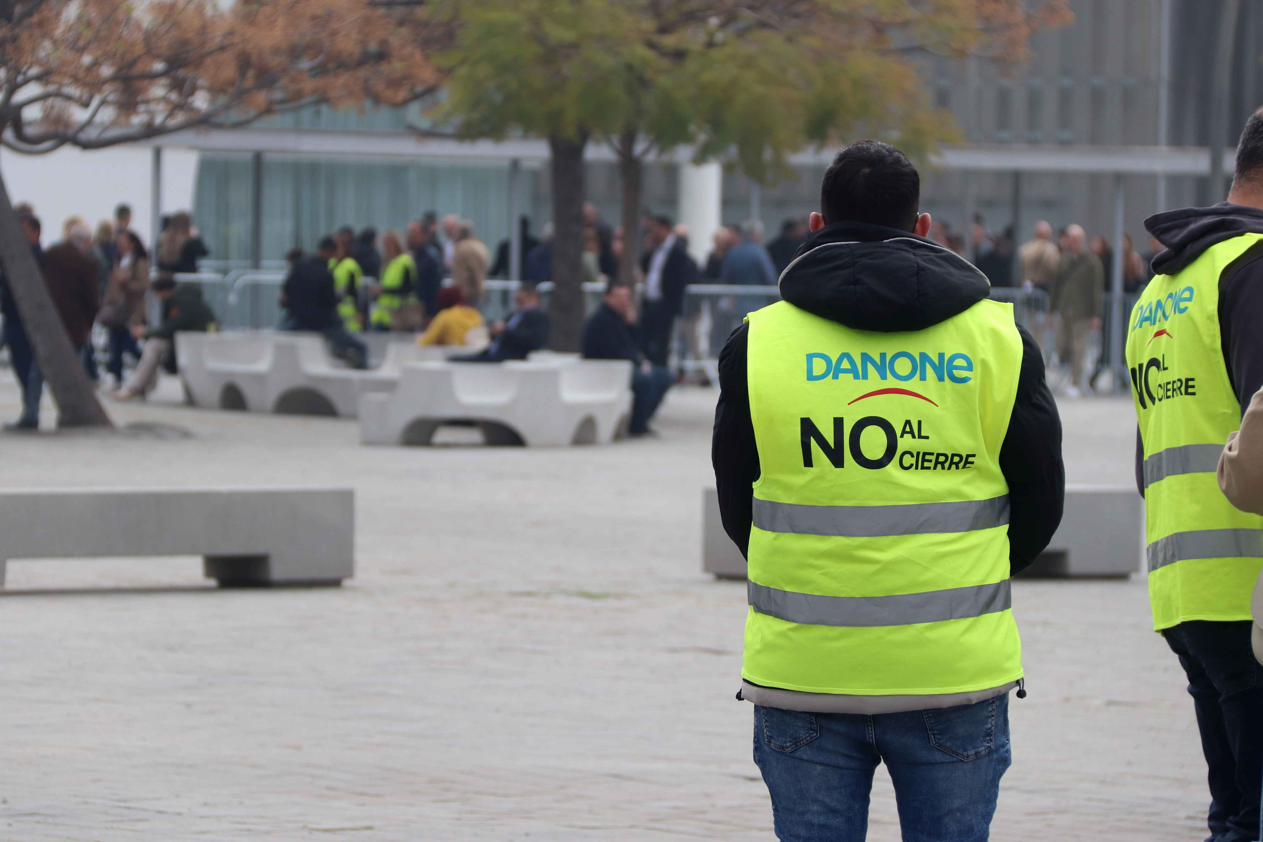 Treballadors de Danone protesten a Alimentaria per exigir la continuïtat de la fàbrica de Parets del Vallès