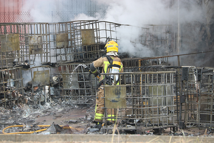 Tres ferits greus en l'incendi ja controlat d'una planta de reciclatge a Caldes de Montbui, que talla la C-59