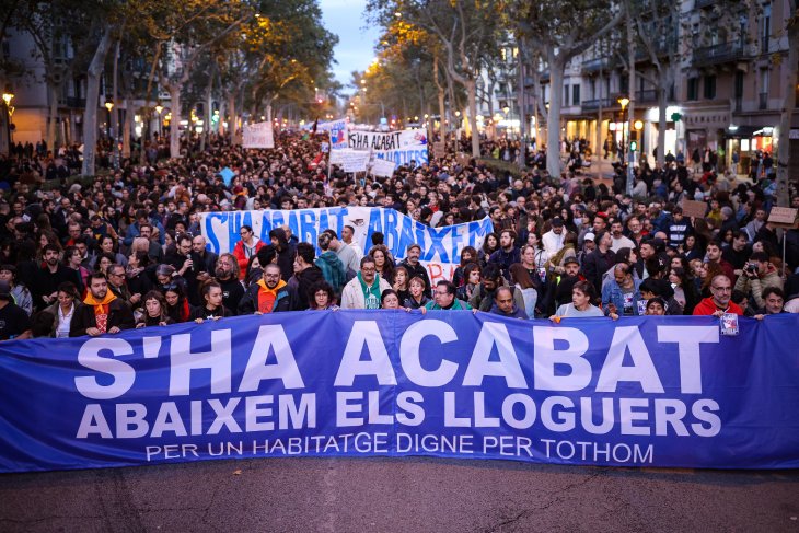 Milers de persones surten als carrers de Barcelona per exigir una baixada del 50% del preu del lloguer
