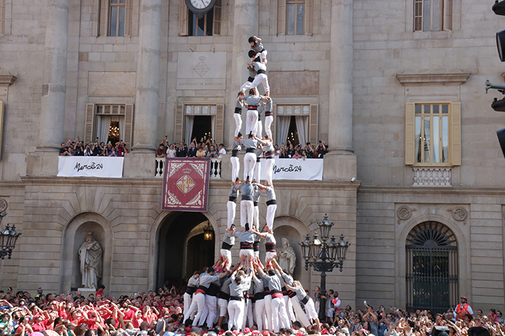 Barcelona vibra amb l'exhibició d'una trentena castells de les colles locals en la diada de la Mercè