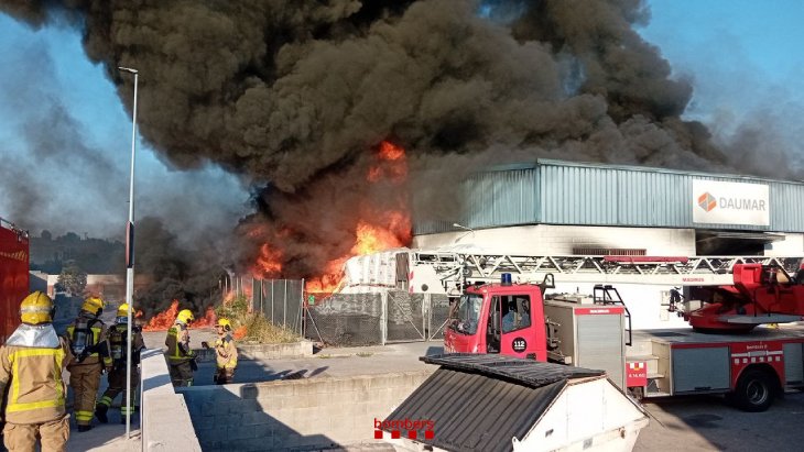Estabilitzat l'incendi en una nau industrial a Polinyà
