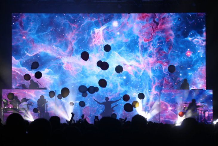 La Casa Azul bufa 25 espelmes fent la 'revolució' davant un Sant Jordi Club ple de gom a gom