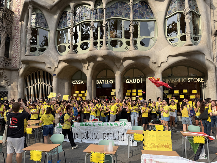Una protesta docent bloqueja l'accés a la Casa Batlló de Barcelona