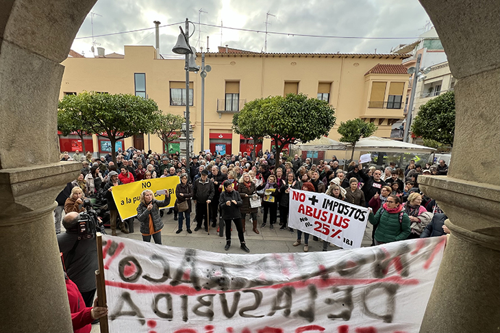 Més de 200 persones protesten al ple de Pineda de Mar contra l'augment de l'IBI