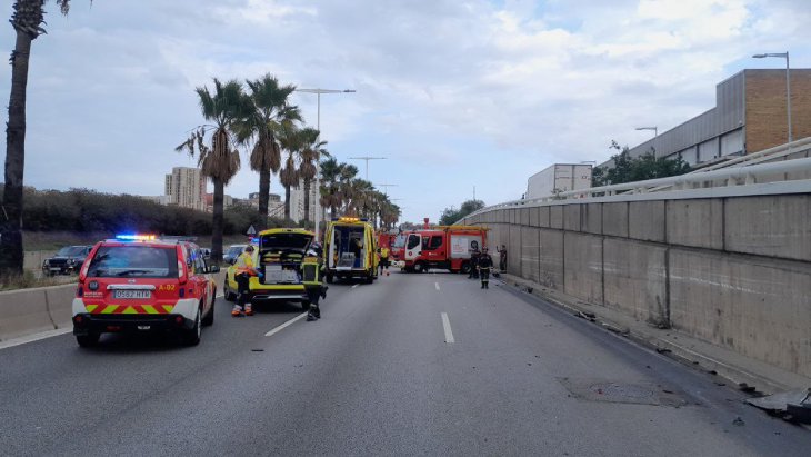 Ferit crític el camioner d’un vehicle de gran tonatge accidentat i incendiat a l’entrada de Barcelona