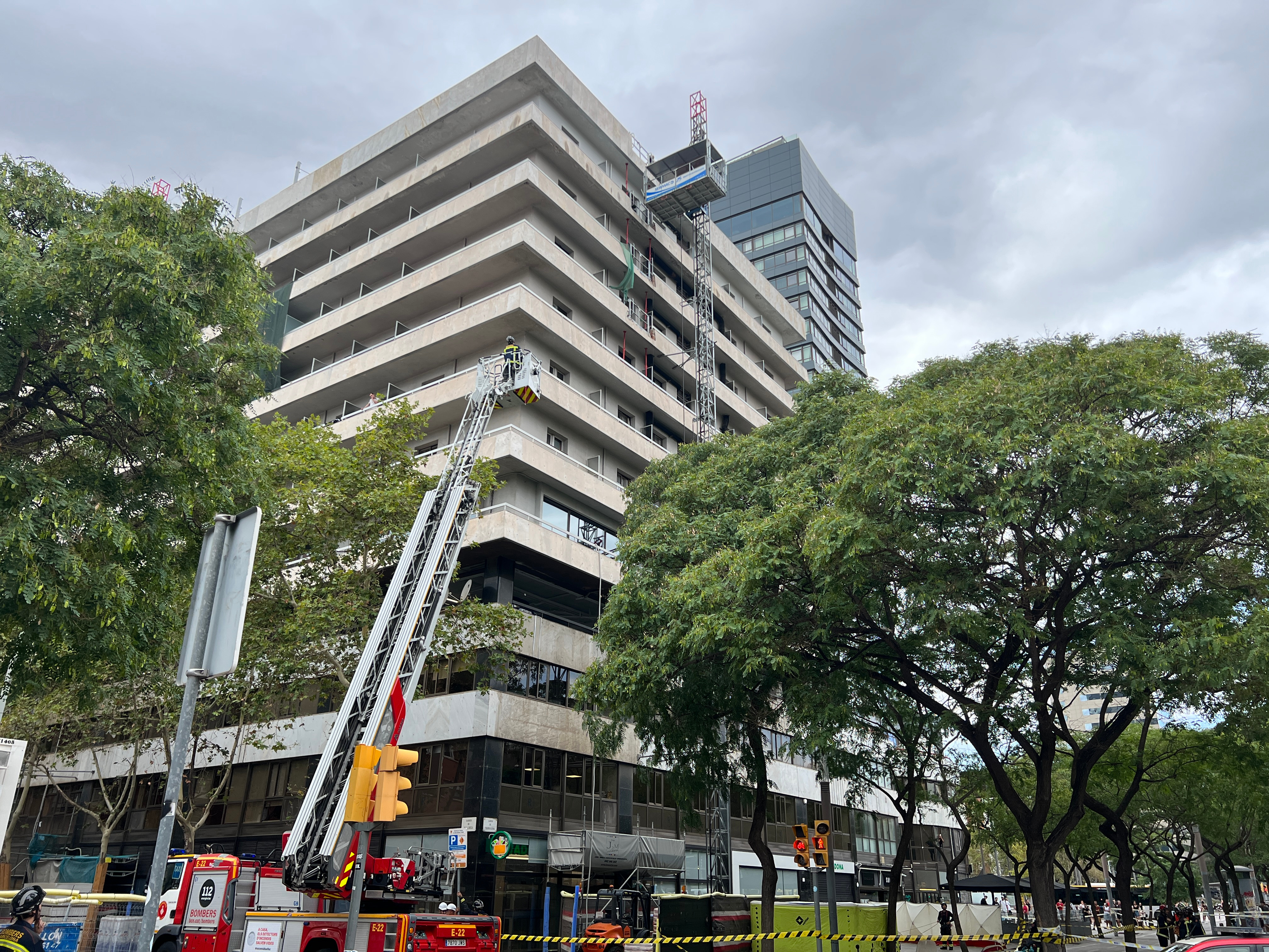 Els Bombers eviten que un home es llenci des d'un edifici en obres al carrer Tarragona de Barcelona