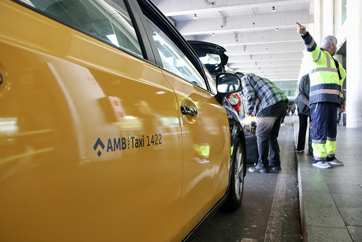 Els taxistes mantenen la mobilització d'aquest dimecres després de la reunió amb el Ministeri de Transports