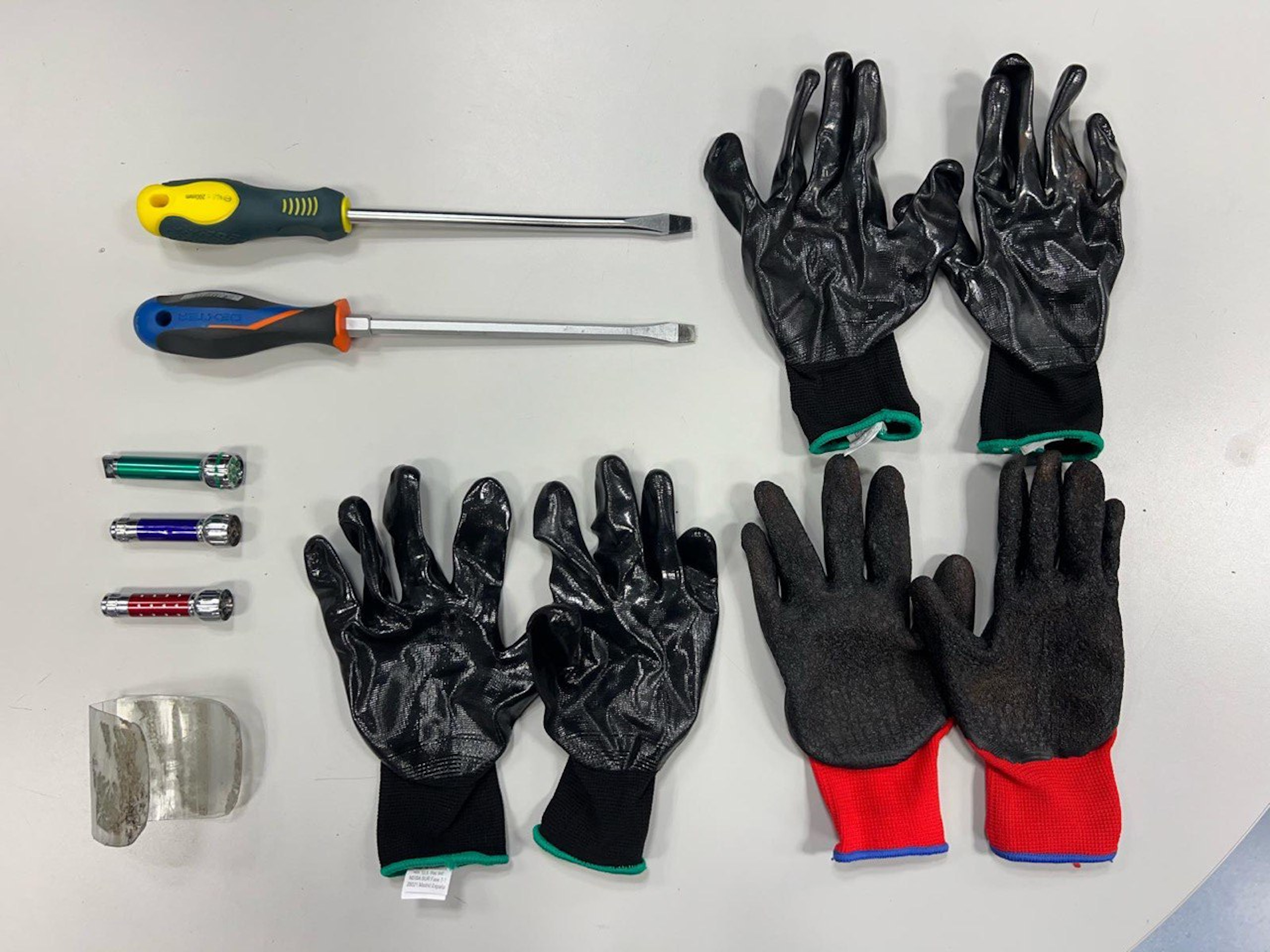 Detenen quatre homes a Badalona que acabaven de robar en un pis de l'Hospitalet de Llobregat