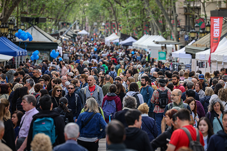 El Sant Jordi supera les previsions i el centre de Barcelona s'omple de gom a gom