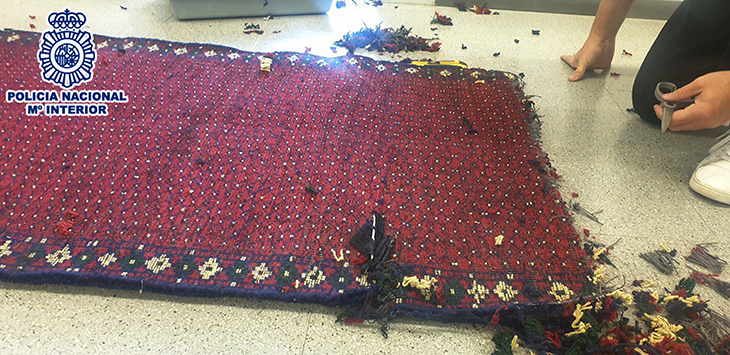 Detenen a Barcelona dues persones que feien de 'mules' amb nou quilos d'heroïna camuflada entre les fibres de catifes