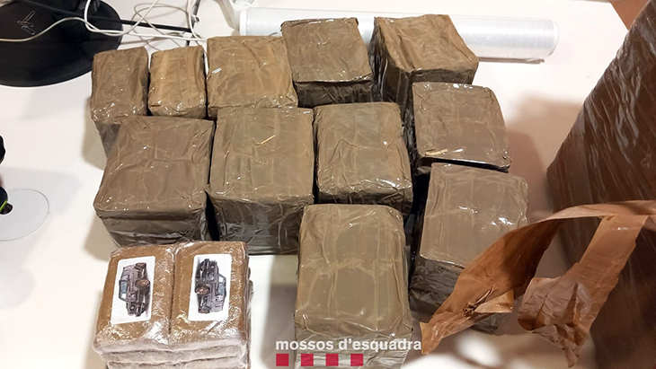 Enxampen i detenen a Castelldefels dos homes que carregaven 44 kilograms d'haixix en un cotxe