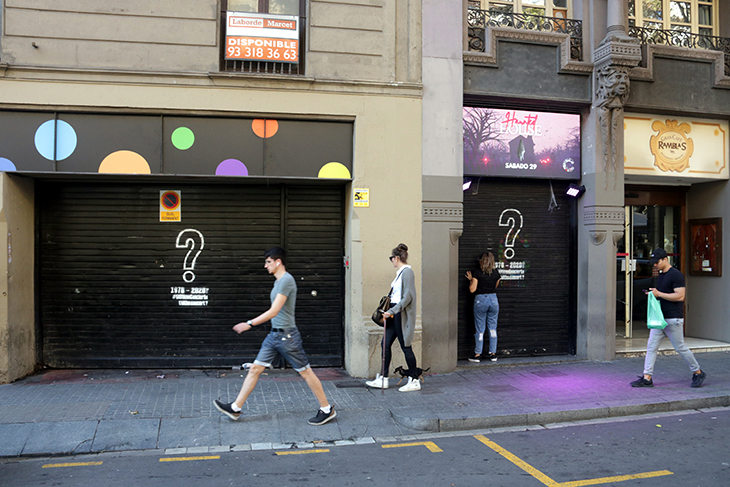 Internament en règim tancat durant mig any per al menor acusat d'una violació a la discoteca Colors Club de la Rambla