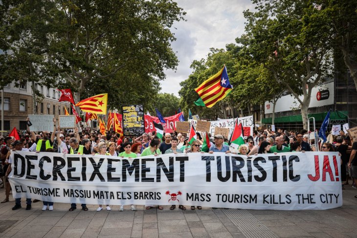 Milers de persones surten als carrers de Barcelona per protestar contra el "turisme massiu" a la ciutat