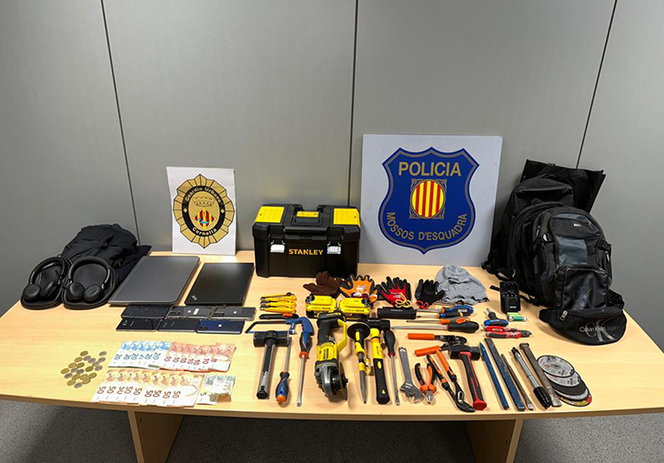 Detenen cinc homes i una dona per entrar a robar en una nau industrial de Cornellà de Llobregat