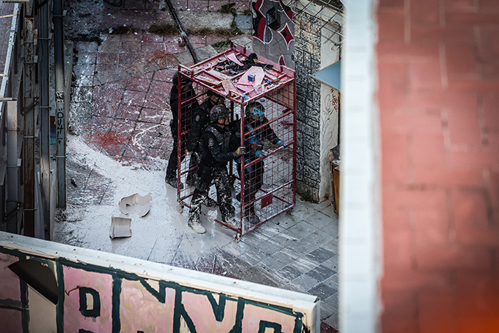 Els Mossos entren a l’interior de les dues cases ocupades i accedeixen a les plantes superiors i al terrat