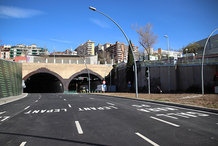 El Túnel de la Rovira reobre al trànsit en sentit mar aquest dilluns després d'un any tallat per les obres de millora