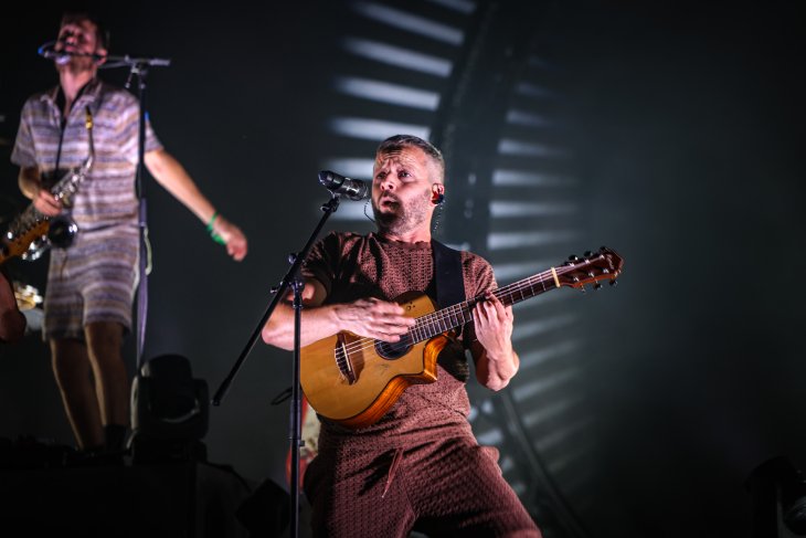 Oques Grasses signa un concert multitudinari a la platja del Bogatell, un dels epicentres musicals de la Mercè