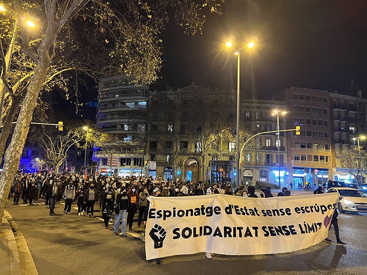 Unes 600 persones es manifesten pel centre de Barcelona per la infiltració d'un policia en entitats socials de la ciutat