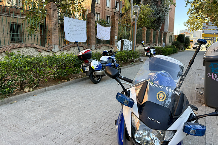 Desallotgen sense incidents l'antiga caserna de la Guàrdia Civil a Sabadell