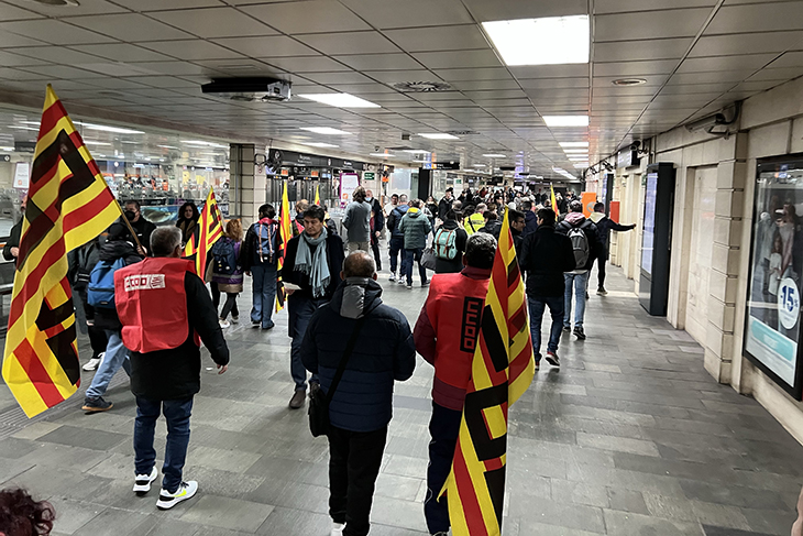 Una cinquantena de treballadors de metro i tren protesten contra l'increment d'agressions al transport