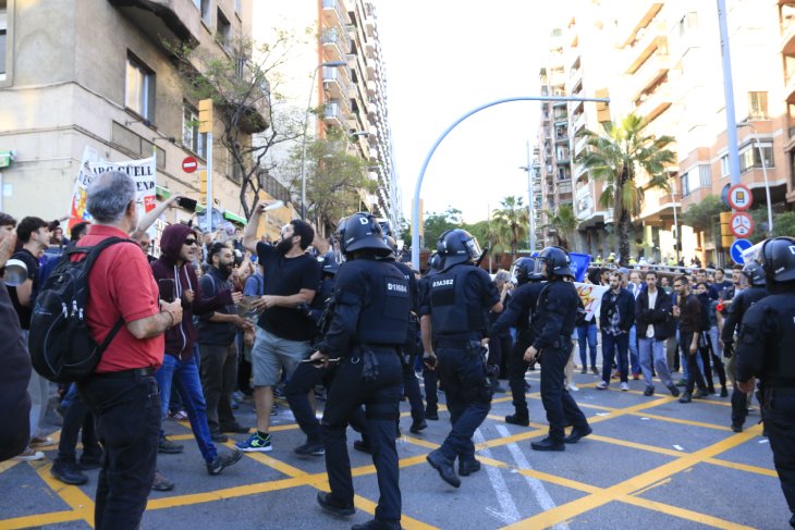 Els Mossos dispersen a cops de porra manifestants contra la desfilada de Louis Vuitton al Park Güell