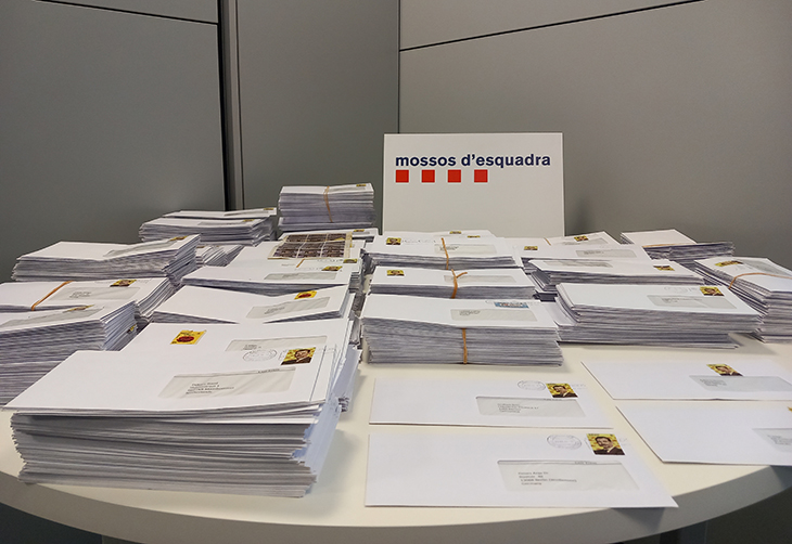 Detingut un home per enviar més de 4.000 cartes fent-se passar per un advocat que buscava hereus d’una fortuna