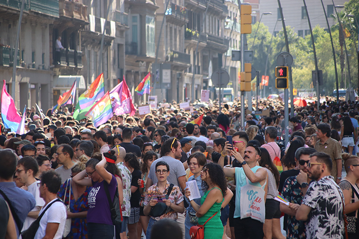 Unes 3.300 persones es manifesten pels carrers de Barcelona per reivindicar els drets del col·lectiu LGBTI