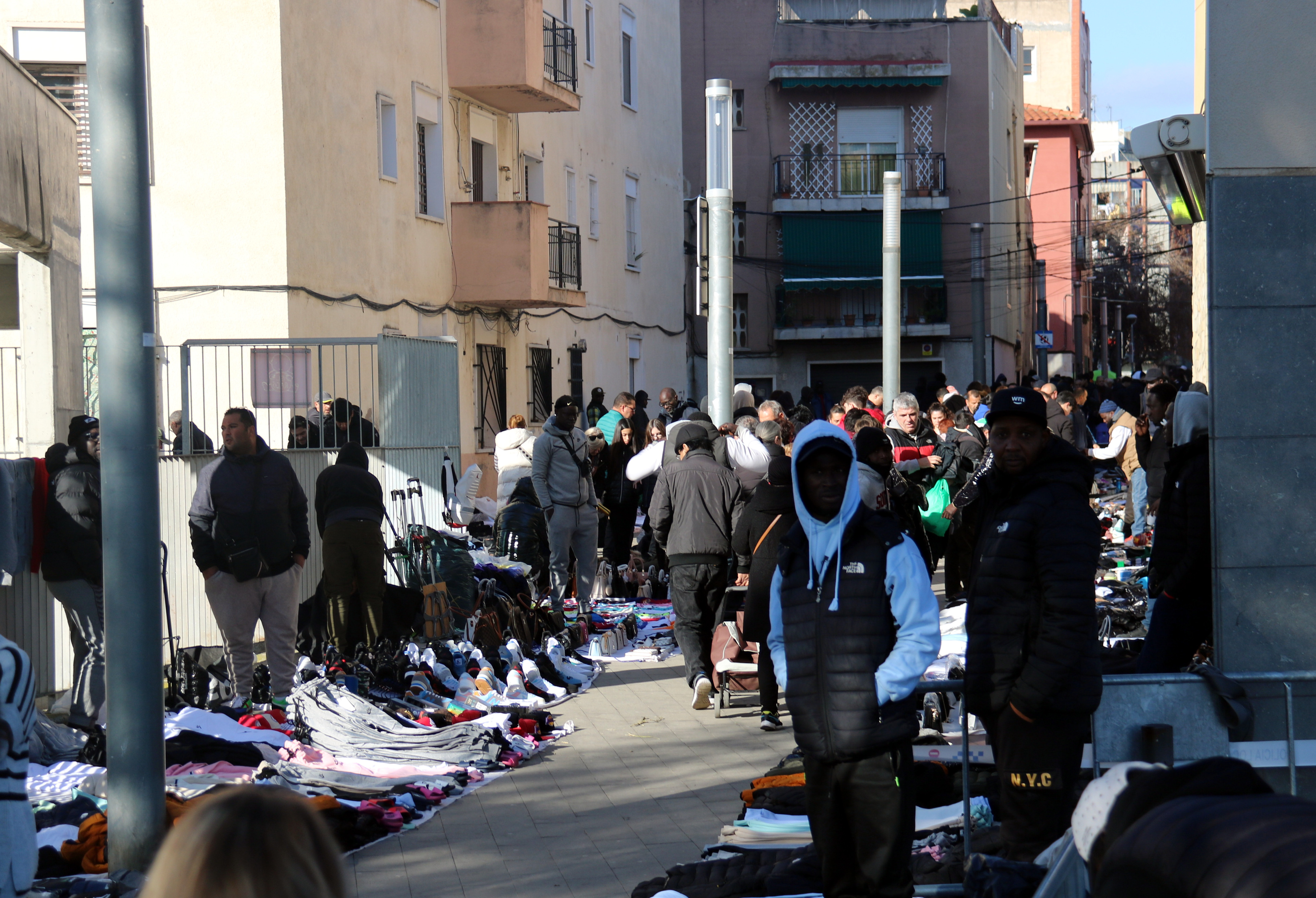 Canovelles reclama més Mossos per fer front al fort increment de venedors sense llicència al mercat setmanal