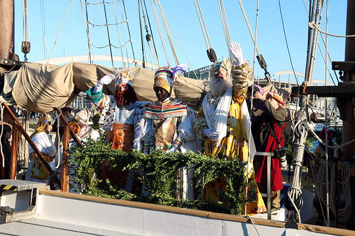 Els reis Melcior, Gaspar i Baltasar omplen de màgia i il·lusió els carrers de Barcelona