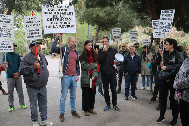 Veïns del Carmel es manifesten contra la massificació de turistes als búnquers