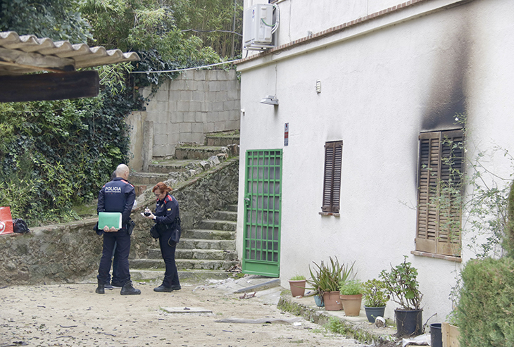Investiguen la mort violenta d'un pare i un fill menor d'edat trobats en un domicili incendiat a Arenys de Mar